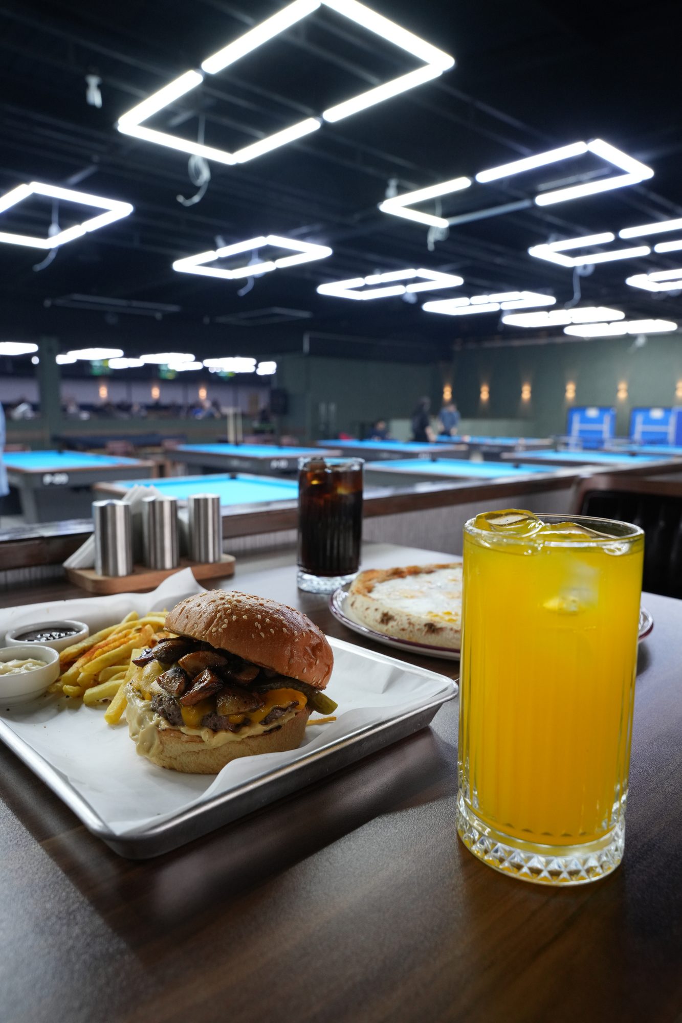 B-Vision Billiards Club'da masada burger, patates ve portakal suyu