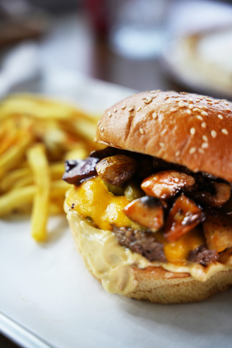 Bilardo masalarının önünde burger ve patates