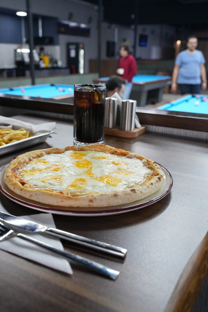 Bilardo salonunda pizza servisi