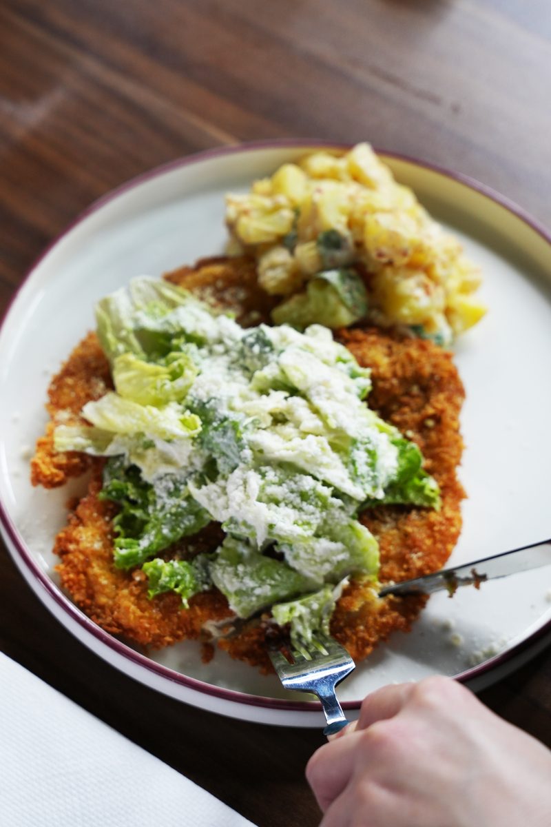 Salata eşliğinde şinitzel tabağı